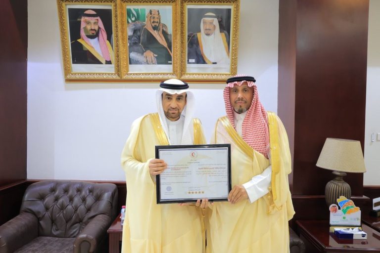 هيئة الهلال الأحمر بالقصيم تمنح شهادة الامتثال الإسعافي لمقر محافظة البكيرية بمنطقة القصيم
